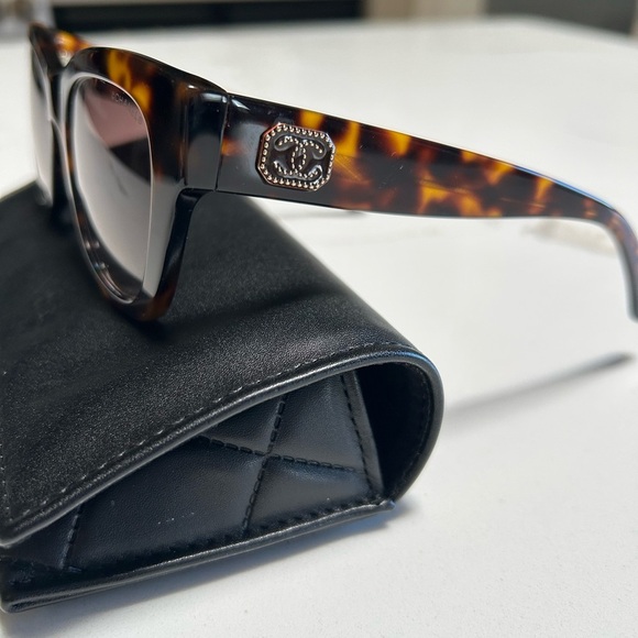 CHANEL Brown Tortoise Sunglasses Gift Ready main image 15